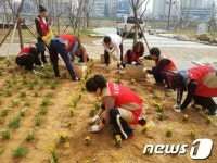 [단신] 롯데아울렛 수완점 사랑의 텃밭 가꾸기