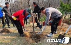 나무심는 유덕열 동대문구청장