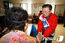 어르신 손 잡는 허준영