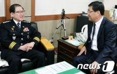 이성한 청장, 휘문중학교장과 환담