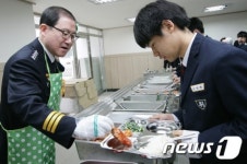 배식하는 이성한 경찰청장