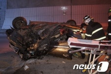 거창 거열터널 입구서 승용차 전복…4명 사상