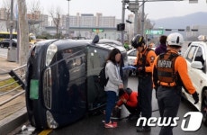 학여울역 사거리 차량 전복 사고 발생