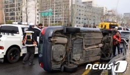 학여울역 사거리 차량 전복 사고 발생