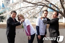 롯데월드, ‘송파구 외국인관광홍보대사’ 연간이용권 증정