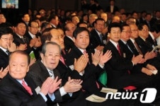 박수 속 새마을의 날 기념식