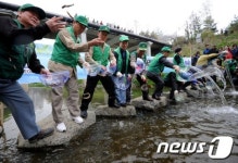 서초구, 반포천에 미꾸라지 방류
