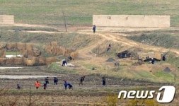밭일 하는 북한 주민들
