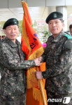 부대기 전달받는 김종찬 신임 국군지휘통신사령관