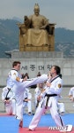 세종대왕 동상앞에서  미국태권도 발차기