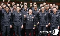 기동대원과 기념촬영하는 이성한 청장
