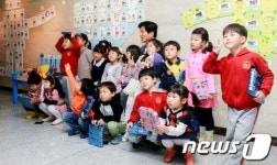 아이들과 기념촬영하는 김문수 도지사