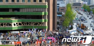 노동절, 경찰과 대치하는 노동자들