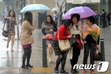 소나기에 우산동냥으로 대처하기