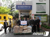 [단신]충남고, 대전둔산종합사회복지관에 사랑의 쌀 전달