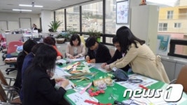 부산 영도구, 머리핀·카네이션 만들어 경로당에 전달