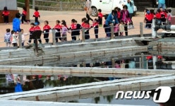 소래습지생태공원 염전 견학하는 아이들