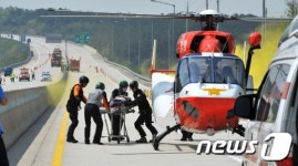 남양유업익산신동부 | 구급환자 이송하는 구조대원들