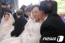 어르신들의 볼 키스