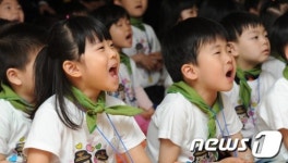성폭력예방 인형극 관람하는 어린이들
