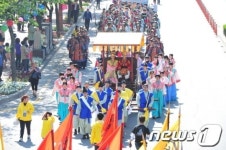 나란히 앉아있는 서동과 선화