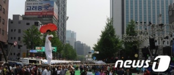 종로 한 복판에서 펼쳐진 줄타기 공연