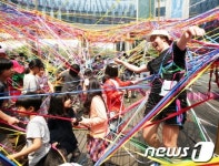 동심에 빠진 고무줄 놀이