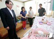부상경찰관 위로하는 이성한 경찰청장