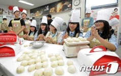 선생님께 드릴 감사의 빵 만드는 학생들