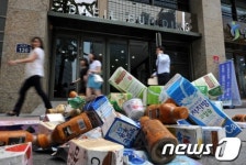 남양유업 본사 앞에 쌓여있는 제품들