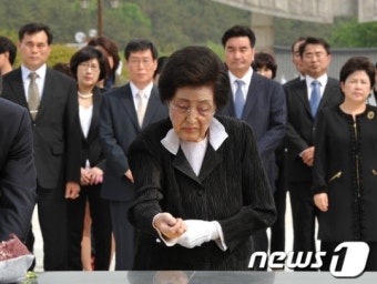 5.18묘지 참배하는 이희호 여사