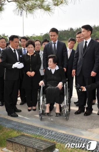 [화보] 이희호 여사, 5·18묘지 참배