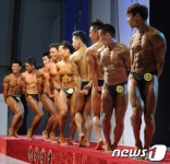 육체미 넘치는 포즈