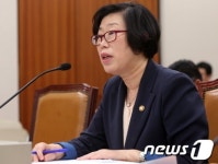 답변하는 윤진숙 장관