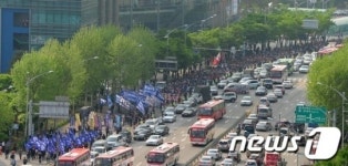 행진하는 금속노조