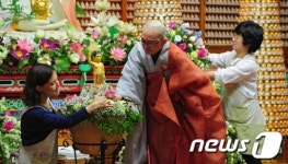 정성스러운 관욕대 꾸미기