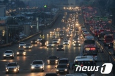 밤 고속도로 교통흐름 원활…정체 해소