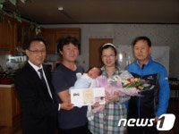 신생아에 주민등록증 전달…진천 문백면