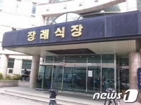 가수 손호영, 여자친구 빈소 5시간째 지켜