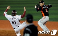 유한준 잡고 1루까지