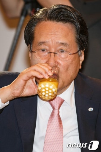 음료 마시는 유장희 위원장