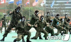특공무술로 적 제압