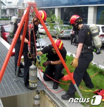 [단신]인천남부소방서,'맨홀사고 인명구조 훈련'
