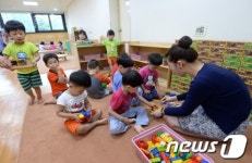 정부, 일하는 여성위한 직장 내 어린이집 확대