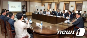 수출관련 애로사항 논의하는 김재홍 차관