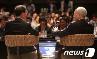 이야기 나누는 박원순 시장과 마이클 샌델 교수