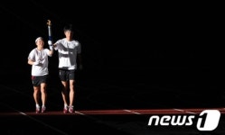 입장하는 성화봉송 주자들