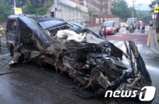 형체를 알아볼 수 없는 승합차