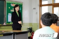 부산 거제초등학교 수업 참관 온 조윤선 장관