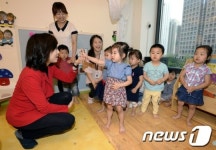 조윤선 장관, SK 행복 어린이집 방문